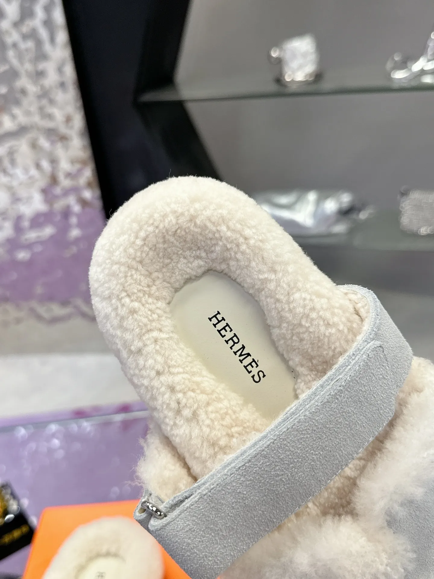 Factory price: 500💰 HERMES💗Ai Ma’s classic hot style second uncle🐑wool mop🆕 is coming. A must-have item for autumn and winter ✅ Versatile and fashionable at home and out on the street 🍀The colors are extremely colorful! Walking Tuscany! T men's shoes 💰R non-slip outsole super light ️ super comfortable on the feet without any binding feeling I can't stop drinking coffee ☕ my second uncle's slippers I can't take off Size number: 35-40 (41 made to order, non-refundable)